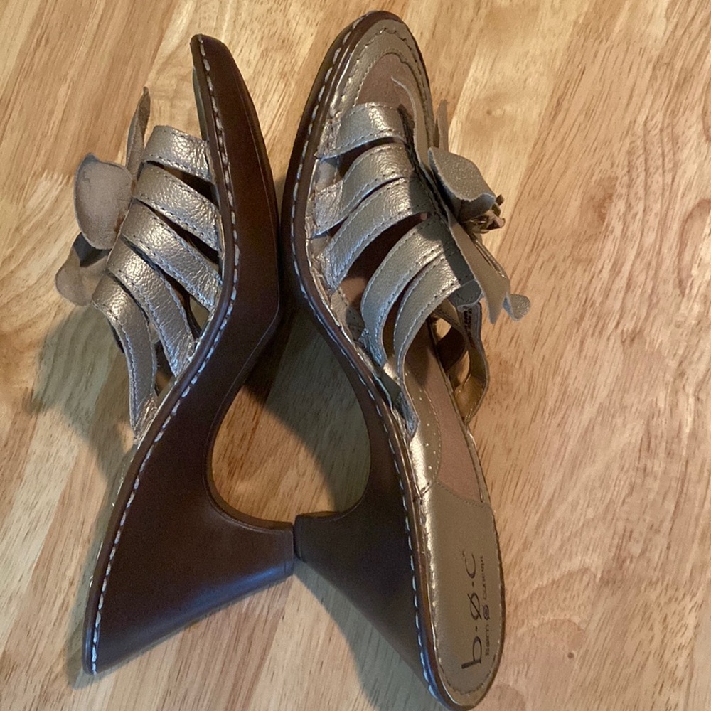 BORN boc Leather Metallic Flower Slide Strappy Sandals - Picture 7 of 11